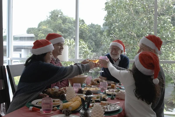 Salute, uomo anziano indossare cappello rosso e mangiare con la famiglia su C — Foto Stock