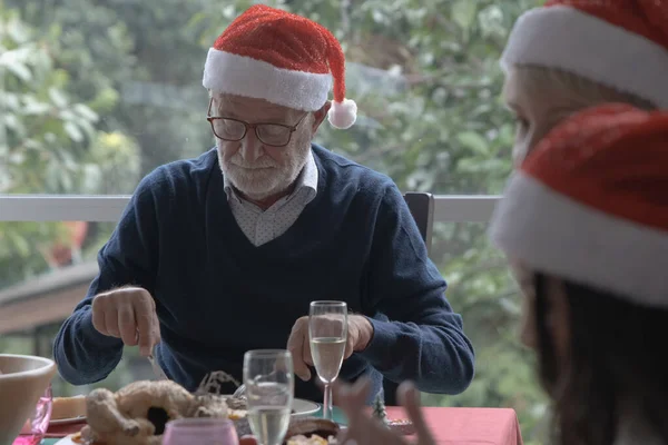 Ritratto di anziano uomo anziano nonno indossare Natale rosso ha — Foto Stock