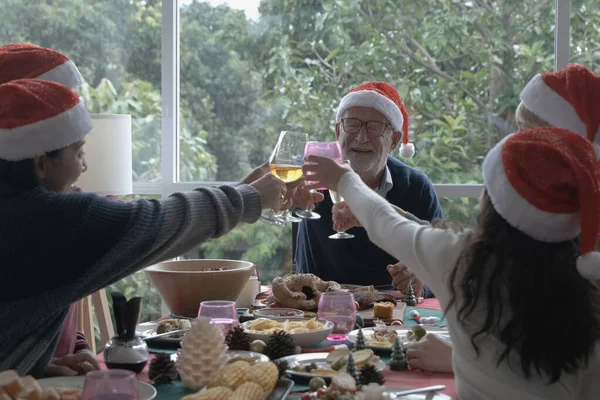Salute, uomo anziano indossare cappello rosso e mangiare con la famiglia su C — Foto Stock