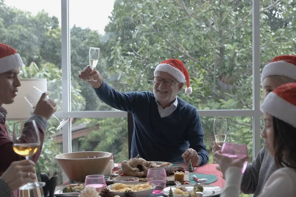 Salute, uomo anziano indossare cappello rosso e mangiare con la famiglia su C — Foto Stock