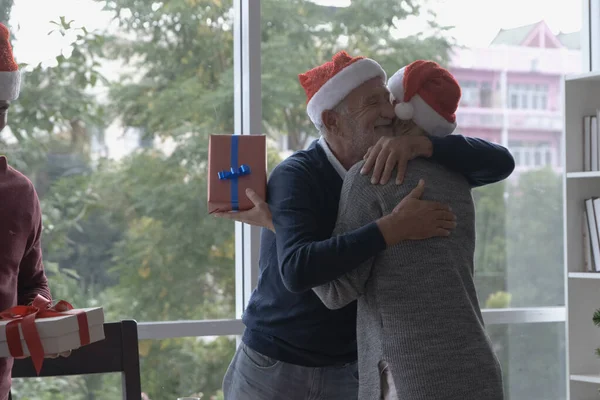 Famiglia felice, nonna e padre sorridente e abbracciare insieme a — Foto Stock