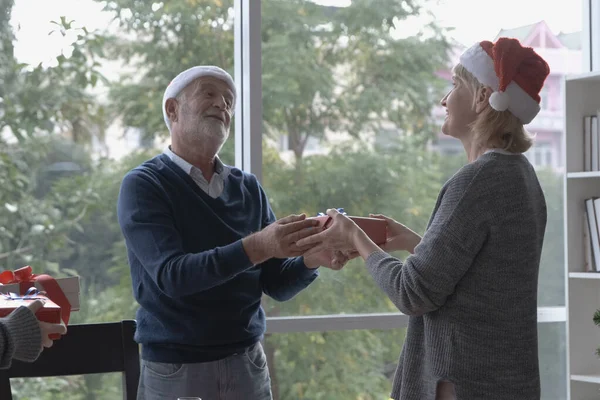 Famiglia felice, nonna e padre sorridente e abbracciare insieme a — Foto Stock