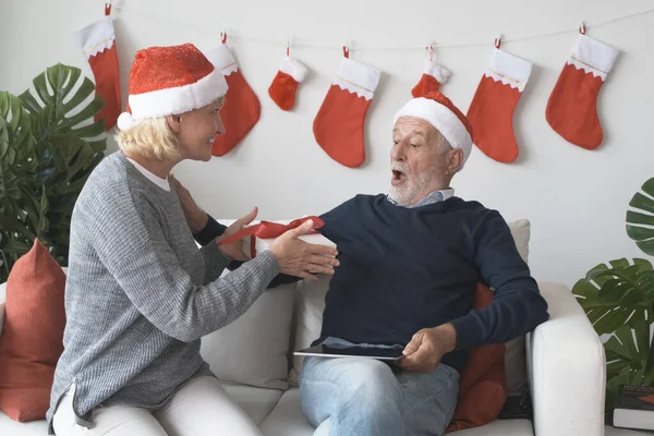 Gelukkig gezin, oudere man en vrouw glimlachen en het geven van een — Stockfoto