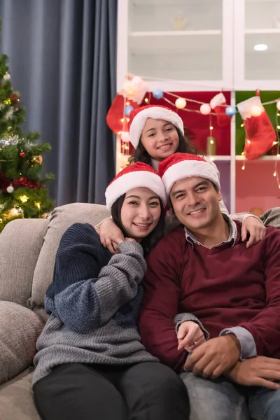 Ritratto di famiglia felice, padre madre figlia che celebra — Foto Stock