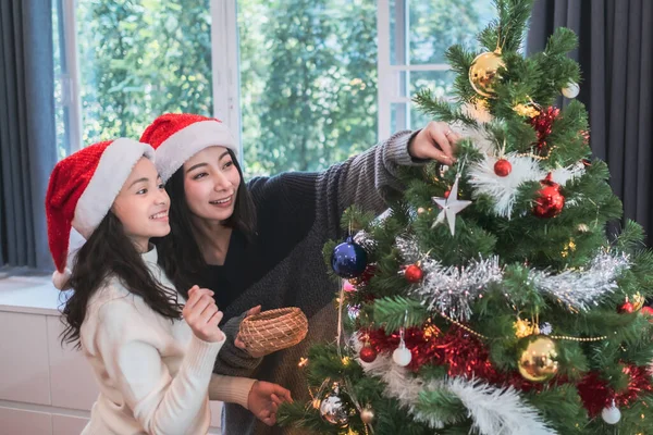 Famiglia felice, madre e figlia aiutano a decorare regalo, giocattolo, p — Foto Stock