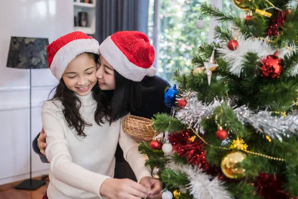 Famiglia felice, madre e figlia aiutano a decorare regalo, giocattolo, p — Foto Stock