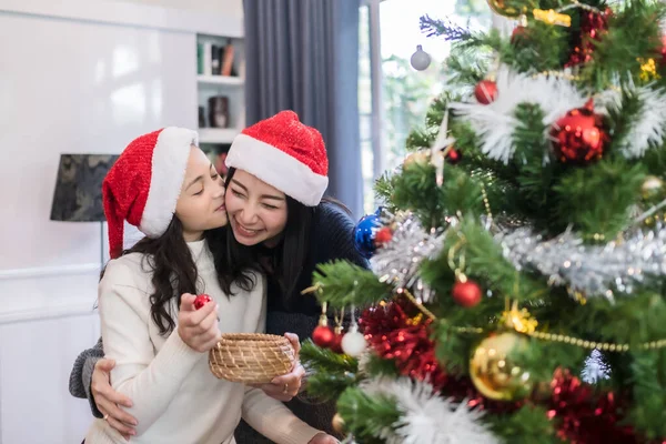 Famiglia felice, madre e figlia aiutano a decorare regalo, giocattolo, p — Foto Stock