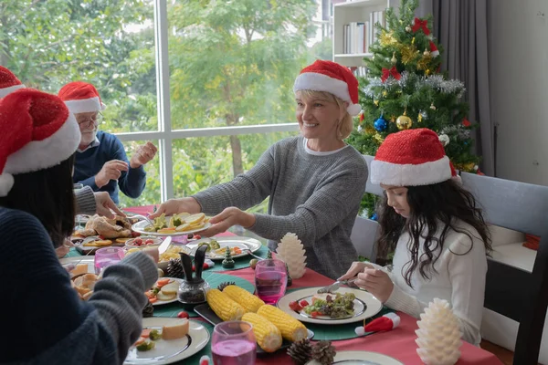 Felice famiglia grande, nonna dare qualche spuntino o cibo alla sua famiglia — Foto Stock