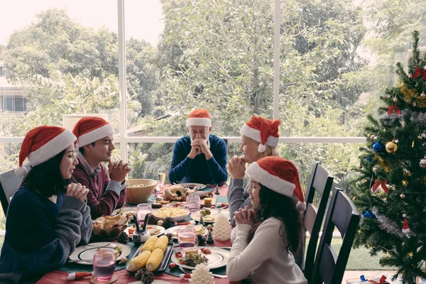 Famiglia fanno pregare prima di mangiare il giorno di Natale, sono — Foto Stock