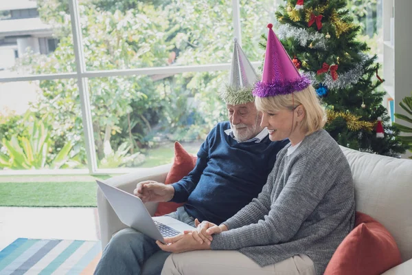 Idős idős fehér idős férfi és nő játszik internet által u Stock Kép