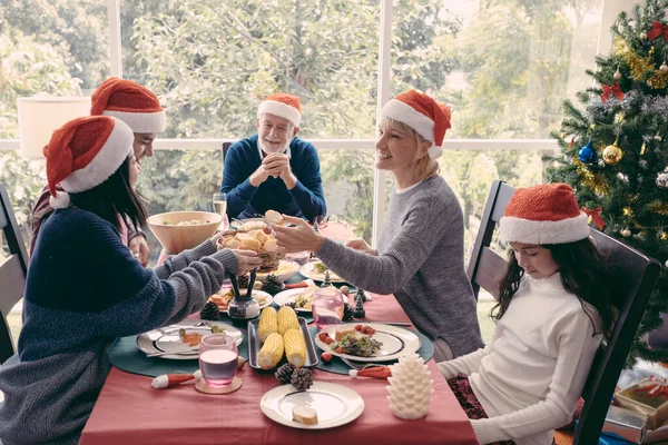 Feliz gran familia, conocer y celebrar juntos en Navidad —  Fotos de Stock