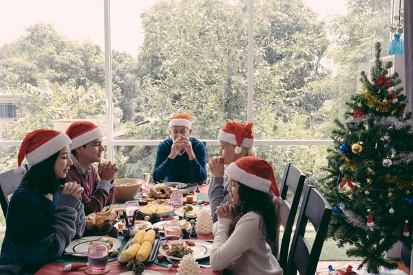 Familie doen bidden voor het eten op kerstdag, ze zijn — Stockfoto