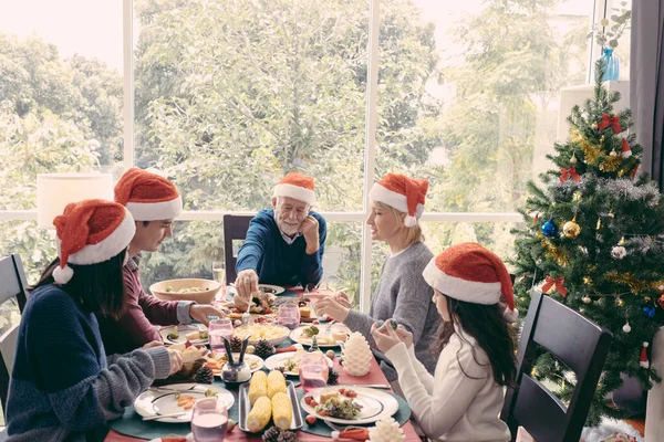 Felice grande famiglia, incontro e celebrazione insieme a Natale — Foto Stock