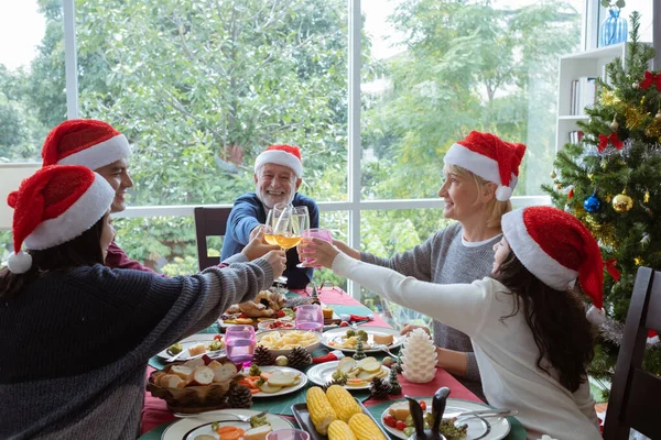 Salute, uomo anziano indossare cappello rosso e mangiare con la famiglia su C — Foto Stock