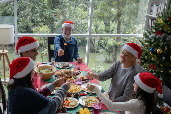 Felice grande festa di famiglia e giocare scintilla fuoco per festeggiare su chr — Foto Stock