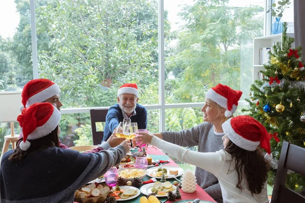 Salute, uomo anziano indossare cappello rosso e mangiare con la famiglia su C — Foto Stock