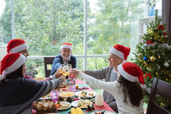 Salute, uomo anziano indossare cappello rosso e mangiare con la famiglia su C — Foto Stock