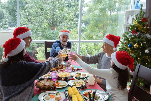 Salute, uomo anziano indossare cappello rosso e mangiare con la famiglia su C — Foto Stock