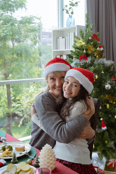 Famiglia felice, nonna sorriso e abbraccio figlia bambina e — Foto Stock