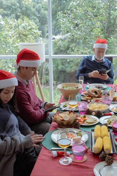 Uomo e donna con famiglia, utilizzando il messaggio di testo con il telefono cellulare — Foto Stock