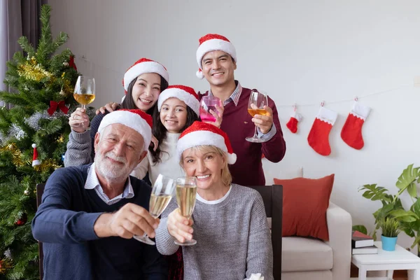 Felice grande famiglia, incontro e celebrazione insieme a Natale — Foto Stock