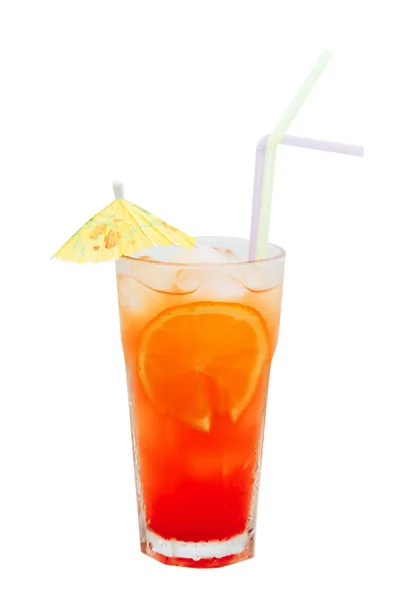 Un cocktail rinfrescante su sfondo bianco — Foto Stock