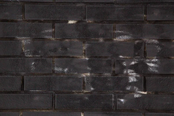 Parede de tijolo preto com manchas brancas — Fotografia de Stock