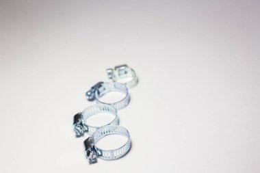  Sıhhi tesisat boru kelepçeleri