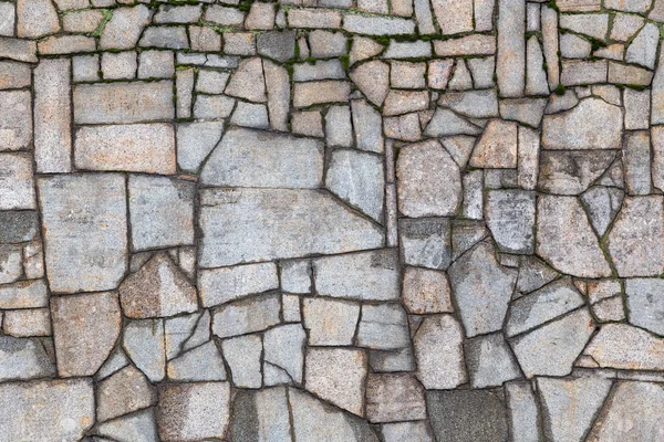 Parede de pedra texturizada com rachaduras e musgo — Fotografia de Stock