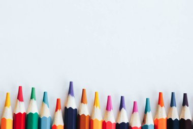  Beyaz arkaplanda renkli kalemler