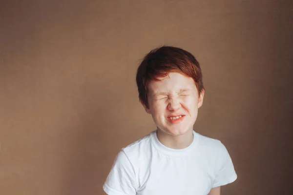 Κόκκινα μαλλιά αγόρι χαμογελά — Φωτογραφία Αρχείου