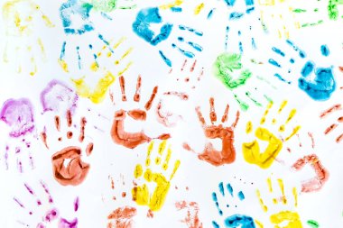  El kağıt üzerinde çocuk sanat baskılar.