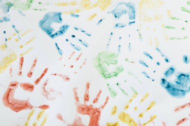  El kağıt üzerinde çocuk sanat baskılar.