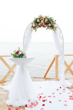  Sahilde düğün süsü.