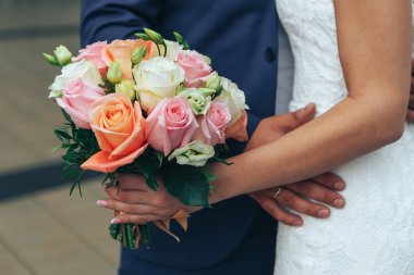 Gelinin elinde düğün buketi