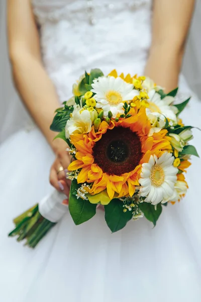 Bouquet de mariage entre les mains de la mariée — Photo