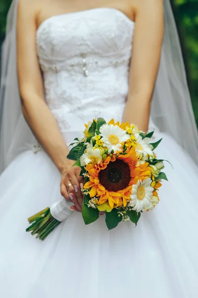 Buquê de casamento nas mãos da noiva — Fotografia de Stock