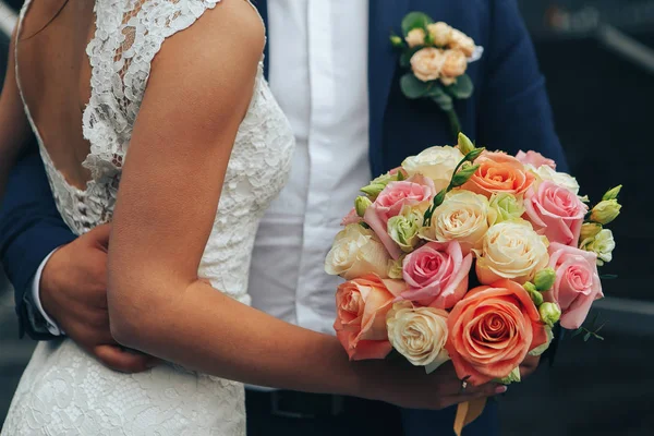 Buquê de casamento nas mãos da noiva — Fotografia de Stock