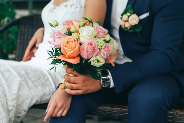 Bouquet de mariage entre les mains de la mariée — Photo