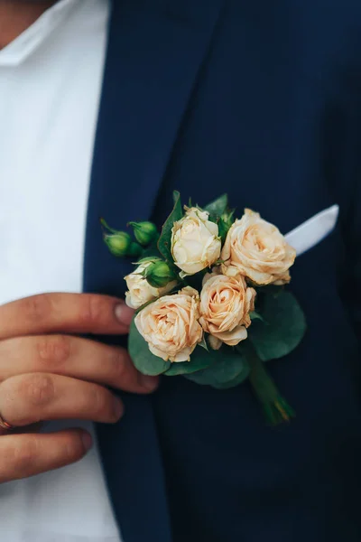 Boutonniere novio en la chaqueta —  Fotos de Stock