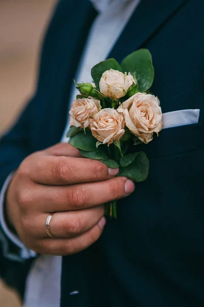 Boutonniere novio en la chaqueta —  Fotos de Stock