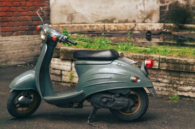  Retro moped bir duvar arka planda duruyor