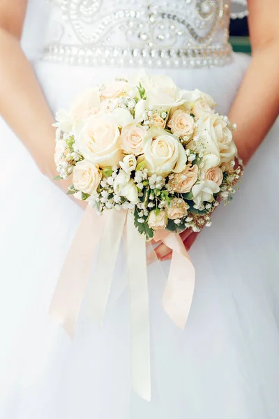 Mariée tenant un bouquet de fleurs dans sa main — Photo