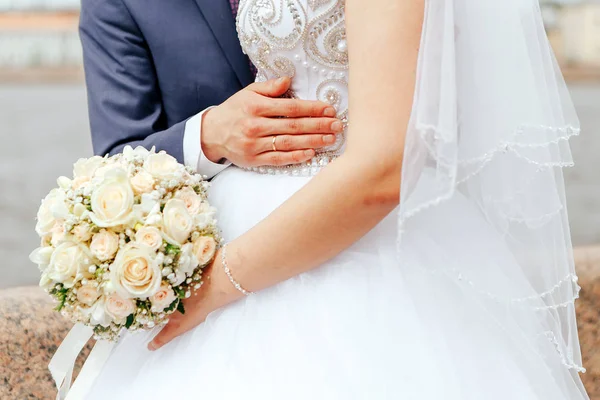 Le marié ponctue la taille de la mariée — Photo