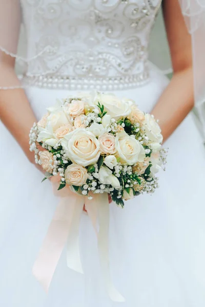 Mariée tenant un bouquet de fleurs dans sa main — Photo