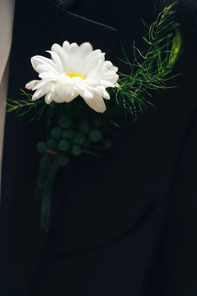 Boutonnière du marié sur un costume — Photo