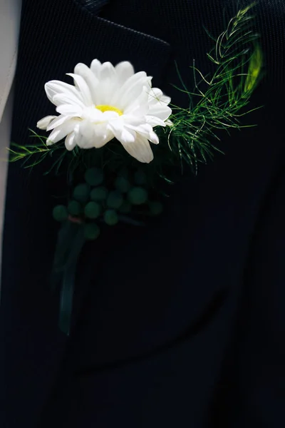 Boutonnière du marié sur un costume — Photo