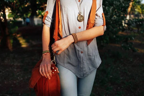 Una chica al estilo de un hippie con un colgante y un bolso — Foto de Stock