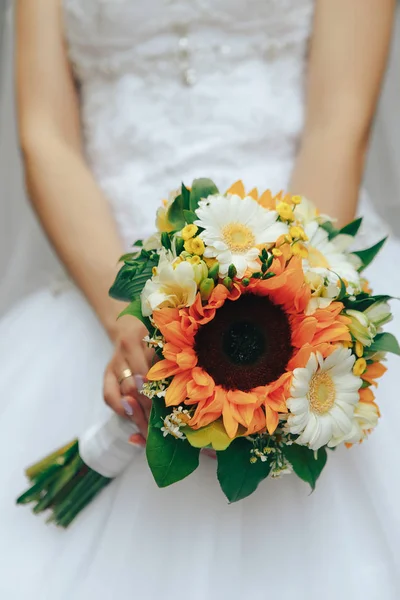 La mariée garde son bouquet de mariage — Photo