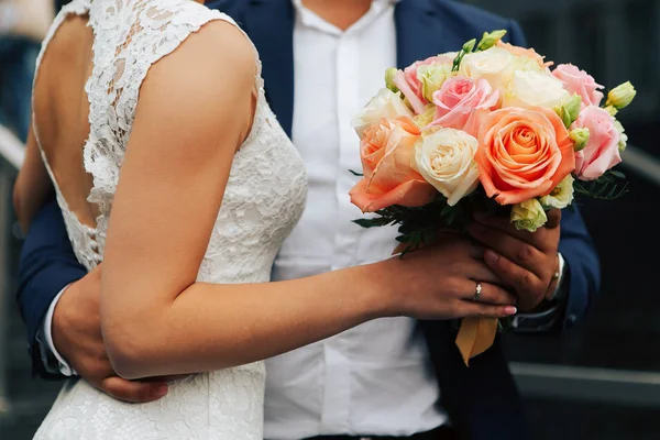 A noiva mantém seu buquê de casamento — Fotografia de Stock